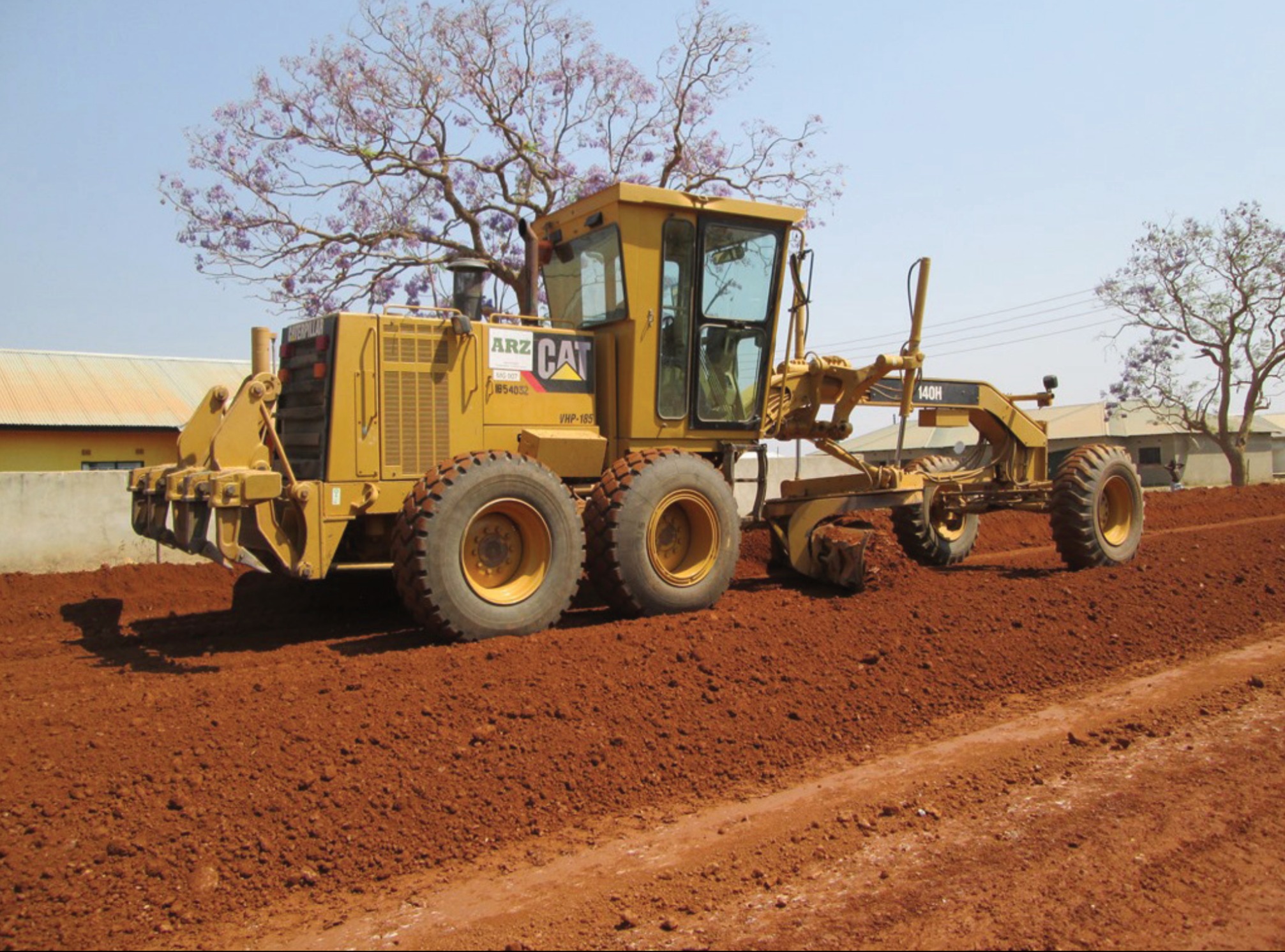 ARZ CAT motor grader leveling road surface